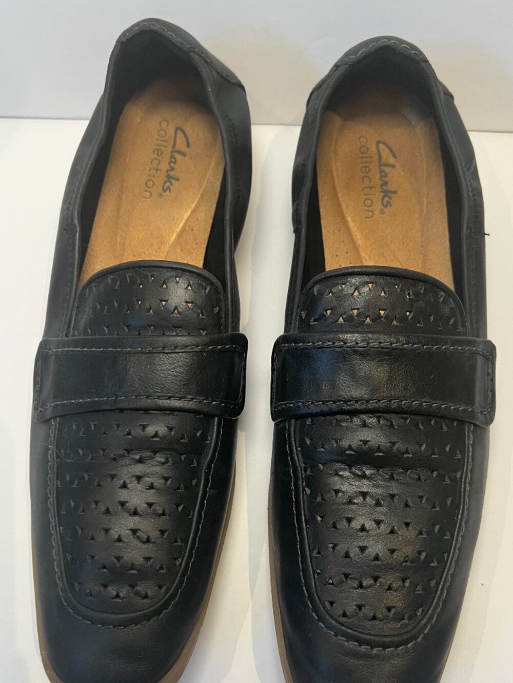 Clarks Black Leather Perforated Comfort Slip-On Loafers Shoes Size 7 Sensible - Picture 2 of 9